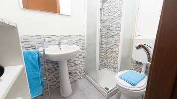 Dreibettzimmer, eigenes Bad | Badezimmer | Dusche, Haartrockner, Bademäntel, Bidet