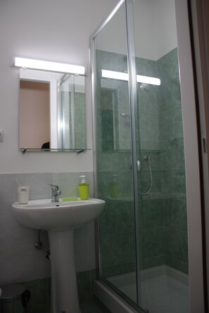 Quarto clássico, 1 quarto, banheiro privativo | Banheiro | Chuveiro, secador de cabelo, roupões de banho, bidê