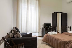 Habitació triple, bany privat | Decoració individual, mobiliari individual i escriptori 