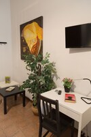 Camera tripla, bagno privato | Con stile personalizzato, con arredamento individuale, una scrivania