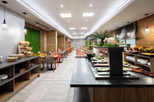 Se ofrece un desayuno bufé todos los días (por un coste adicional)