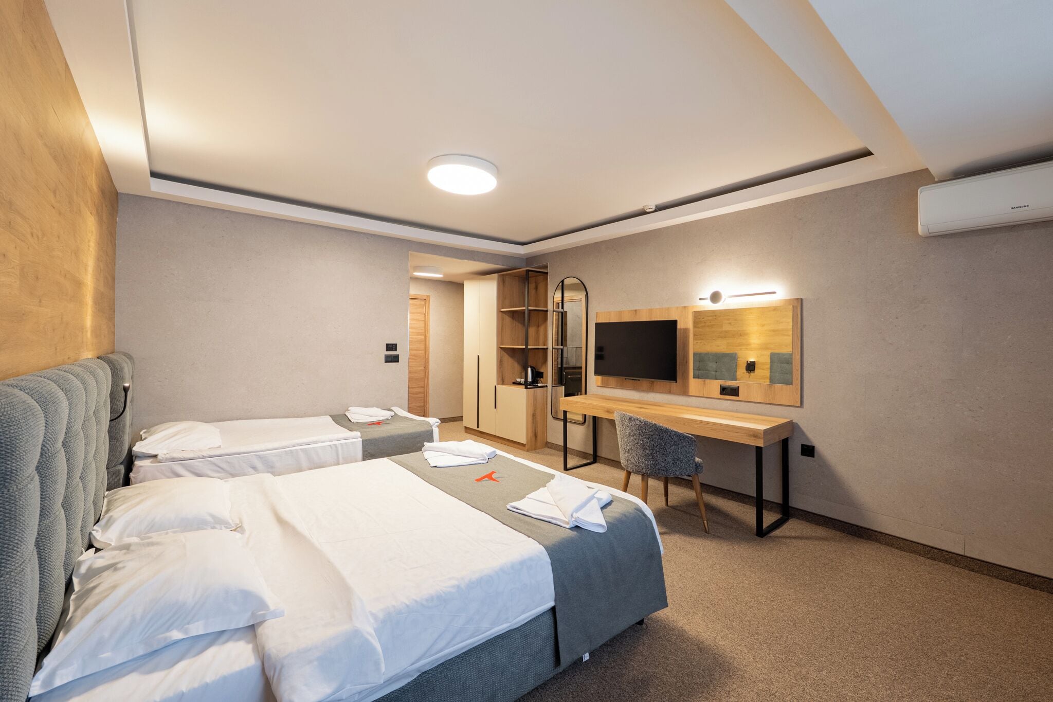 deluxe triple room, city view | 1 bedroom, minibar, desk, laptop workspace