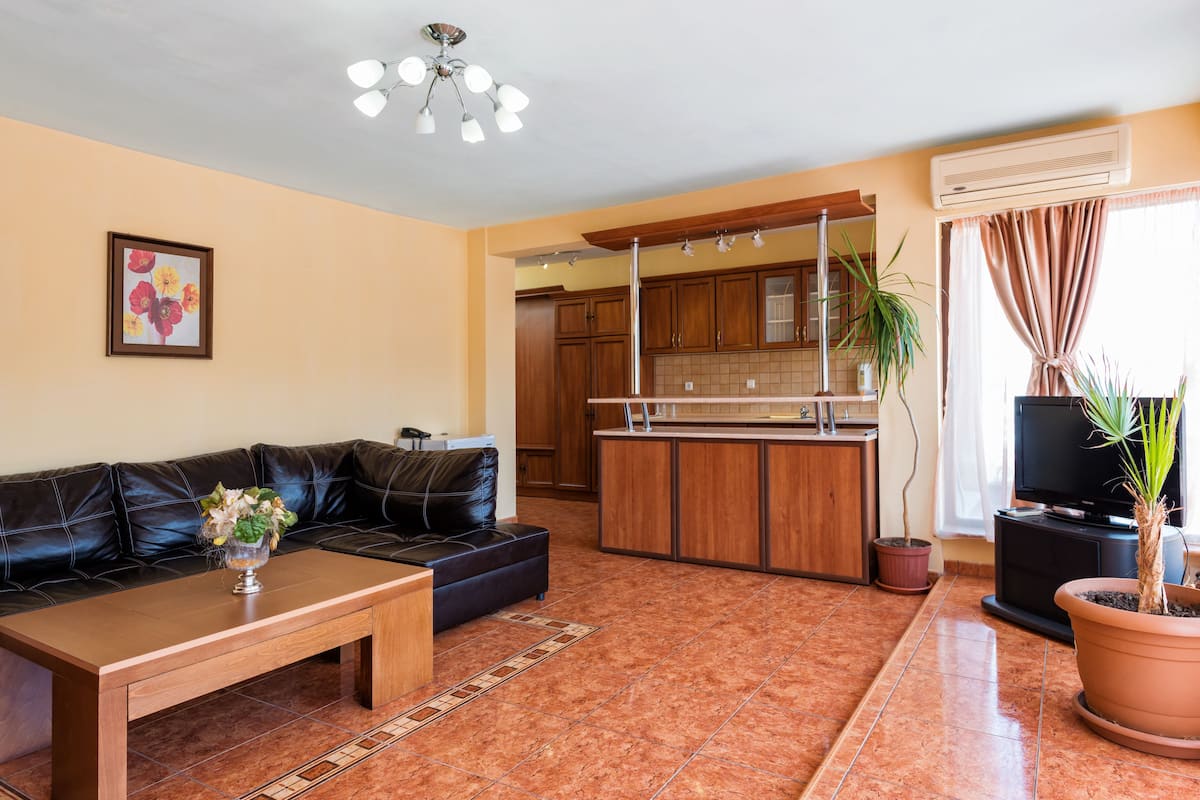 Apartment (Free WiFi & Parking) | Minibar, desk, laptop workspace, soundproofing