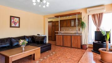 Apartment (Free WiFi & Parking) | Minibar, desk, laptop workspace, soundproofing