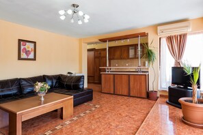 Apartment (Free WiFi & Parking) | Minibar, desk, laptop workspace, soundproofing - Hotel Avenue (Burgas)