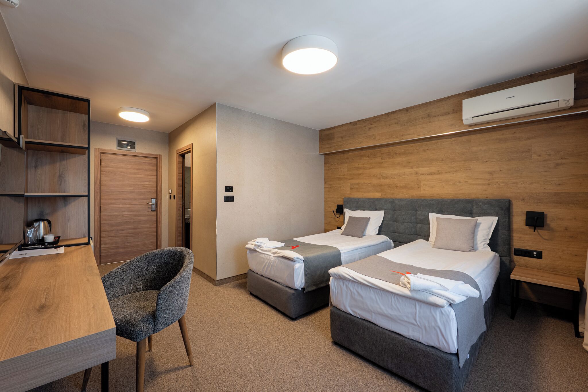 deluxe twin room | 1 bedroom, minibar, desk, laptop workspace