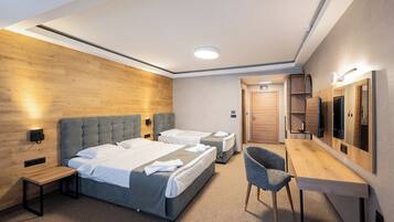 Deluxe-værelse til 3 personer - byudsigt | Minibar, skrivebord, arbejdsområde til bærbare computere, lydisolering