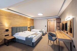 华丽三人房, 城市景观 | 迷你吧、办公桌、笔记本电脑工作区、隔音