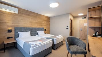 Deluxe Twin Room | Minibar, desk, laptop workspace, soundproofing