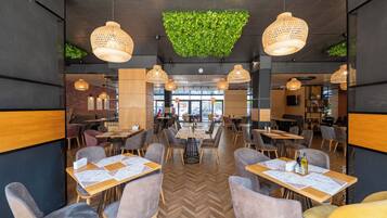 Breakfast, lunch, dinner served; Regional cuisine