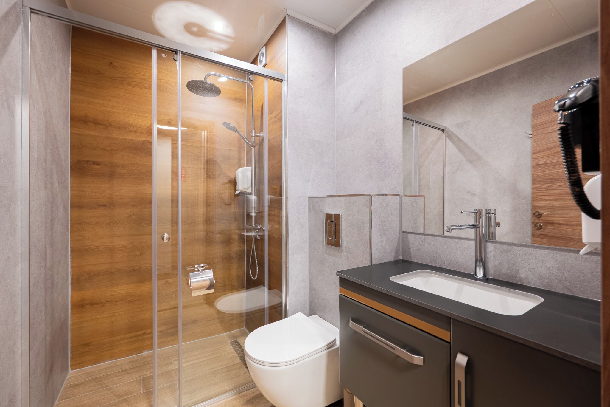 deluxe triple room, city view | bathroom | shower, towels