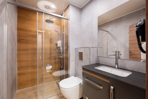 Quarto triplo luxo, vista para a cidade | Banheiro | Chuveiro, toalhas de banho