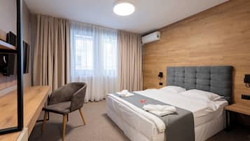 Kamar Double Deluks, pemandangan kota | Minibar, meja kerja, ruang kerja ramah laptop, dan kedap suara