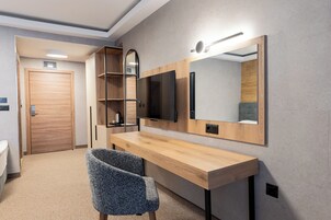 华丽三人房, 城市景观 | 迷你吧、办公桌、笔记本电脑工作区、隔音