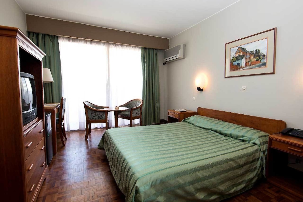Single Room | In-room safe, desk, blackout curtains, free WiFi