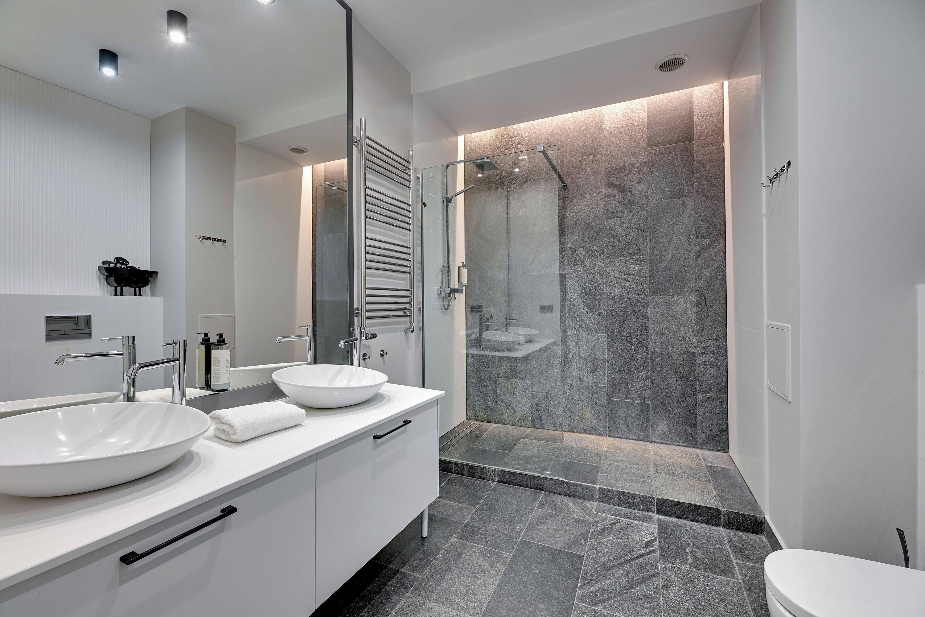deluxe apartment | bathroom | shower, rainfall showerhead, free toiletries, hair dryer