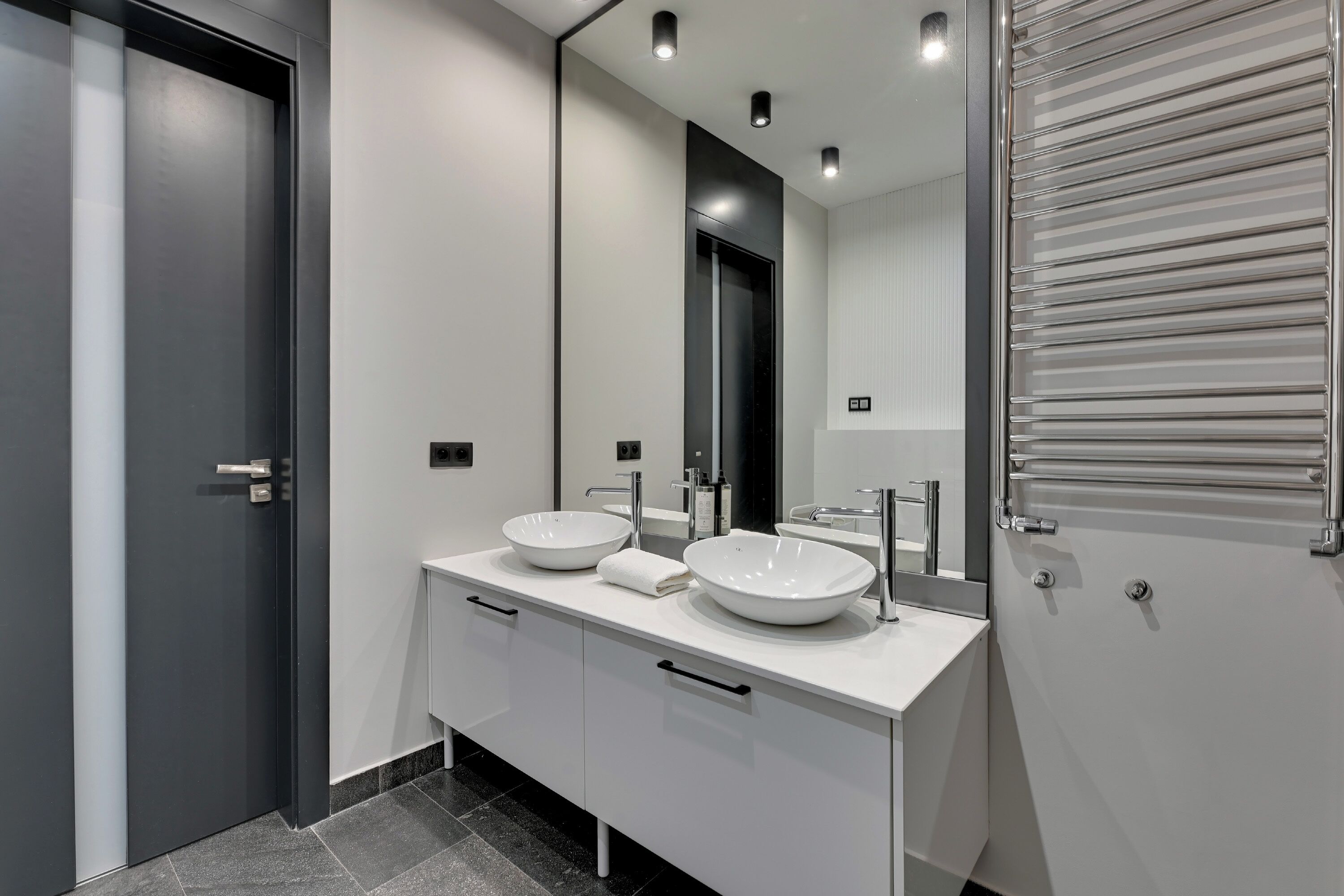 deluxe apartment | bathroom | shower, rainfall showerhead, free toiletries, hair dryer