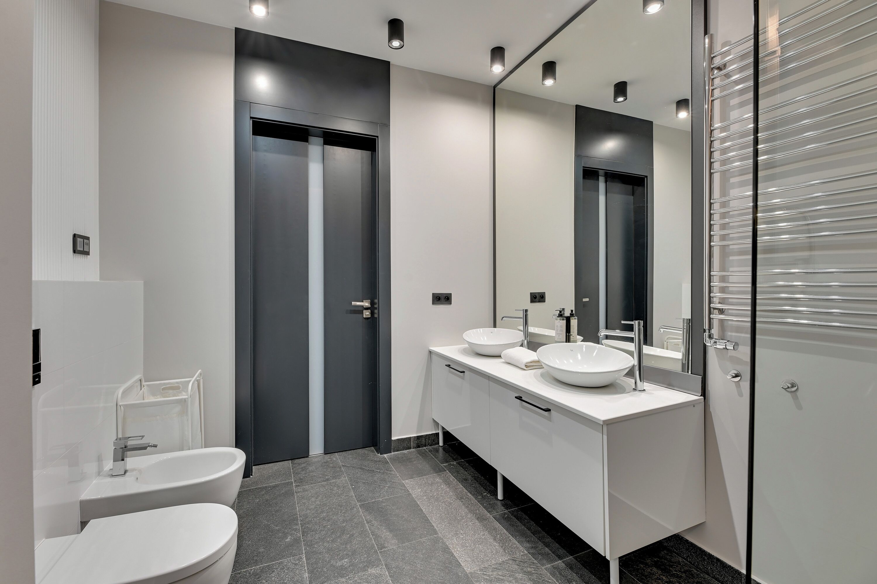 deluxe apartment | bathroom | shower, rainfall showerhead, free toiletries, hair dryer