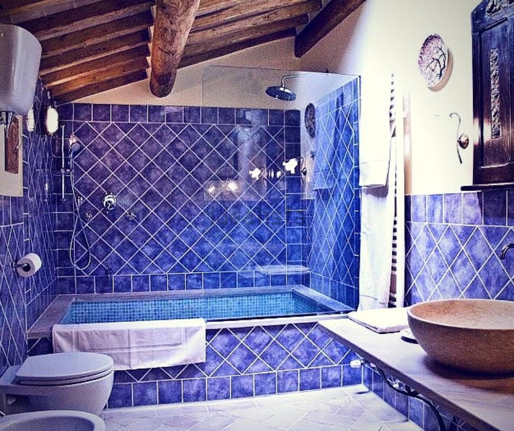 Douche, articles de toilette gratuits, sèche-cheveux, bidet