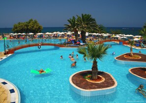 季節限定屋外プール、プール パラソル、サンラウンジャー