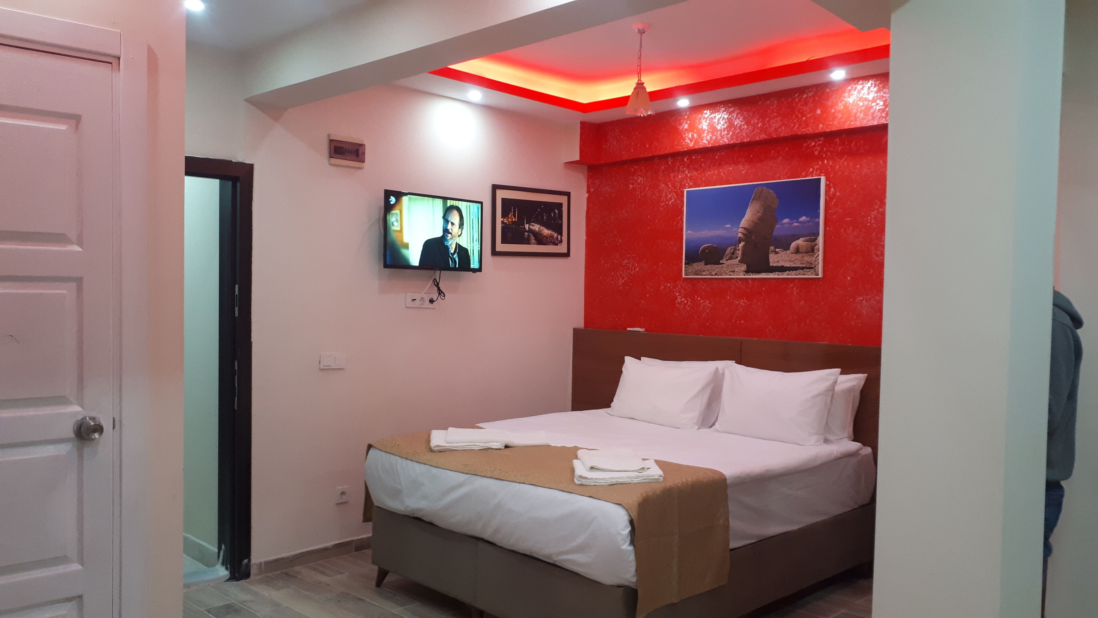 Hochwertige Bettwaren, Minibar, Schreibtisch