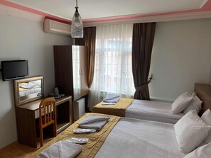 غرفة عادية ثلاثية | أغطية فراش متميزة وميني بار ومكتب ومساحة عمل للكمبيوتر المحمول