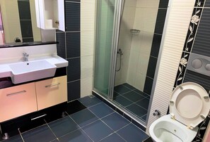 تجهيزات دش، دُش غزير، مستلزمات مجانية للعناية الشخصية، مجففات شعر