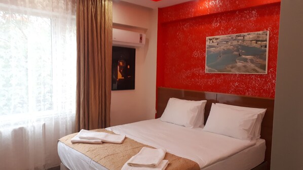 أغطية فراش متميزة وميني بار ومكتب ومساحة عمل للكمبيوتر المحمول