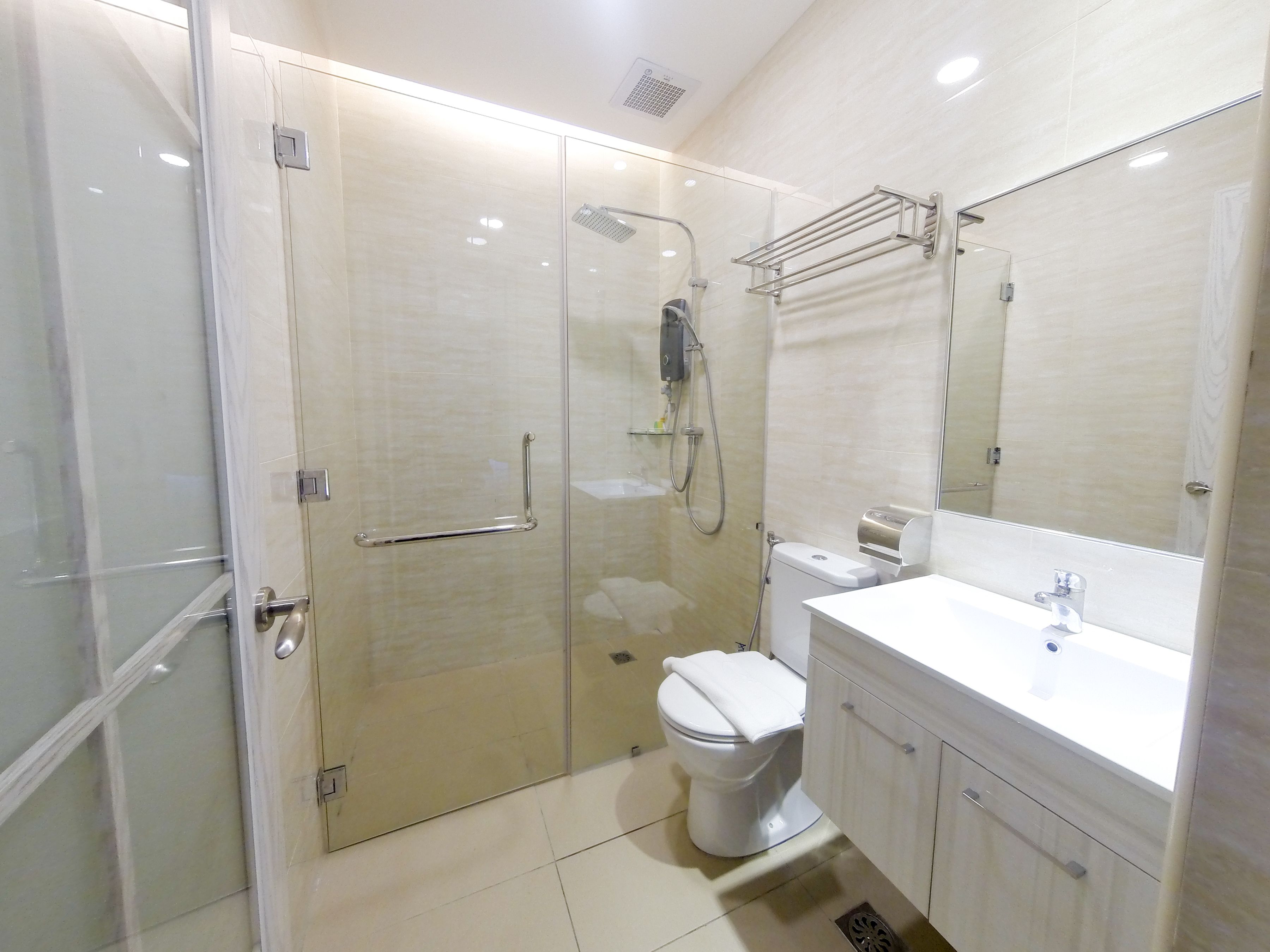 淋浴设施、免费洗浴用品、吹风机、毛巾