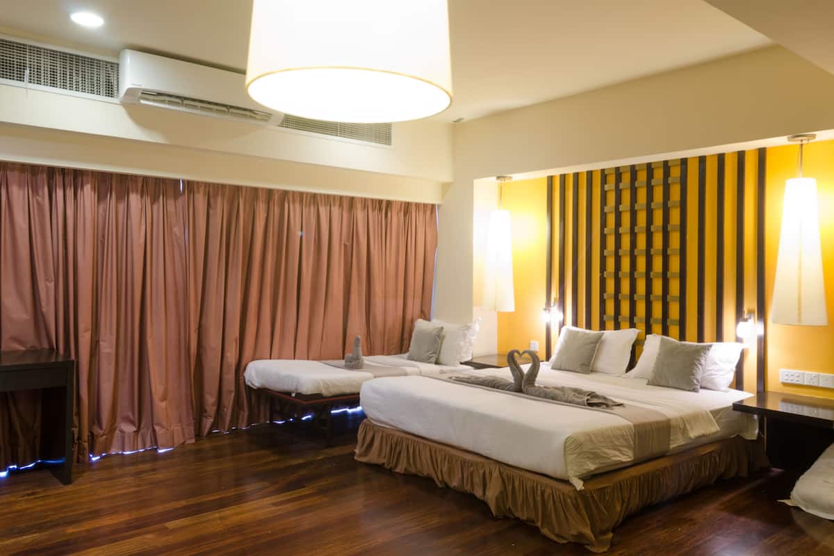 Executive Studio Suite, 1 Queen Bed, City View | In-room safe, desk, soundproofing, iron/ironing board