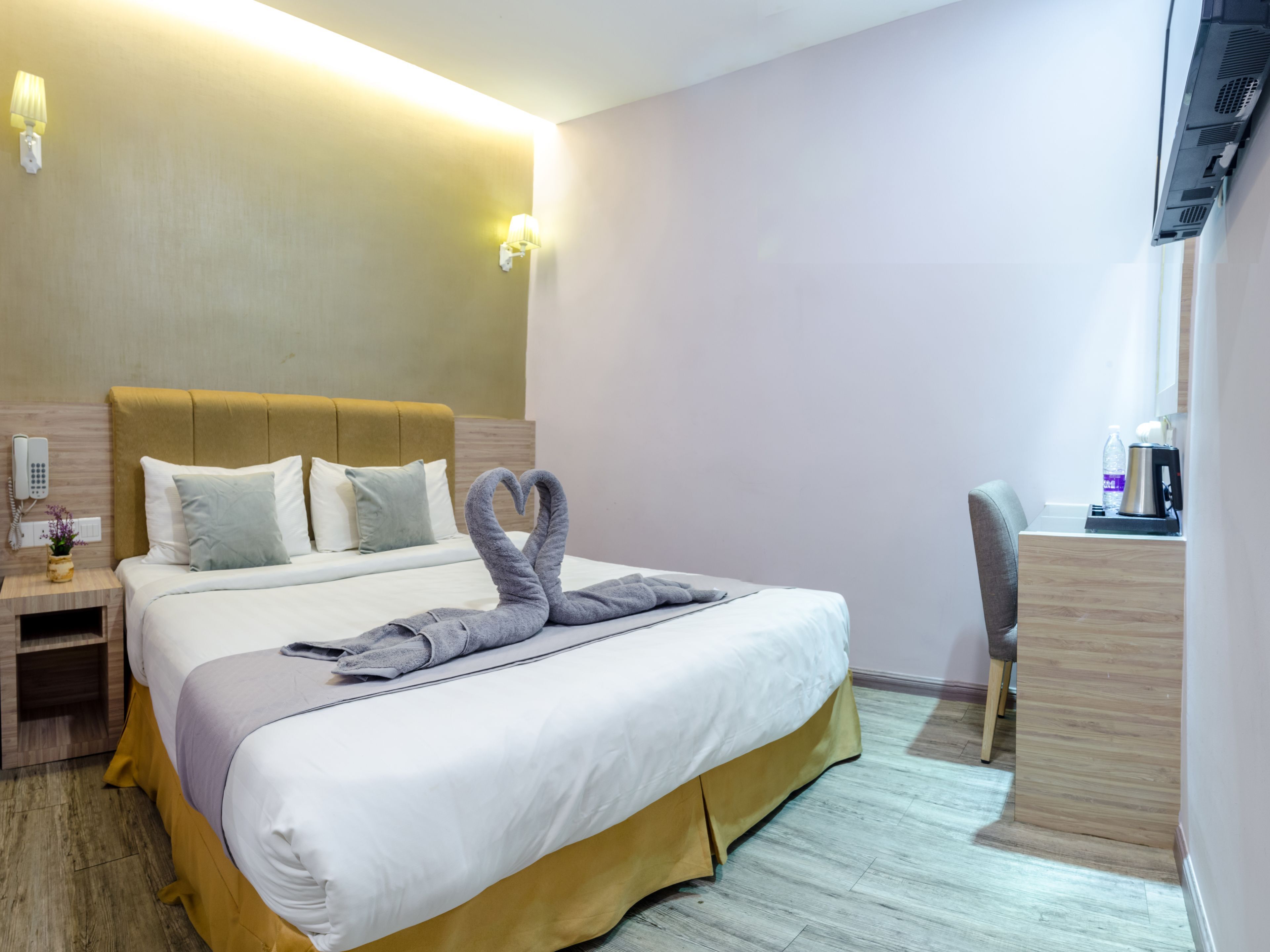 Safe på rommet, skrivebord, lydisolert og strykejern/-brett