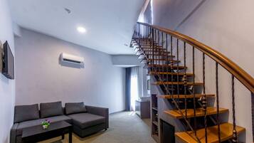 Studio Room | Living area | 30-inch LED TV with satellite channels, TV