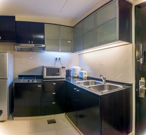 Suite estudio ejecutiva, 1 cama Queen size, vista a la ciudad | Cocina privada | Tetera eléctrica 