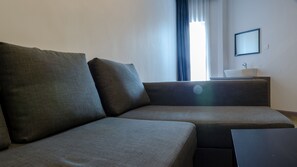 Monolocale | Area soggiorno | TV LED 30 pollici con canali satellitari, TV