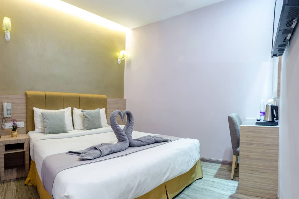 Queen Room | In-room safe, desk, soundproofing, iron/ironing board