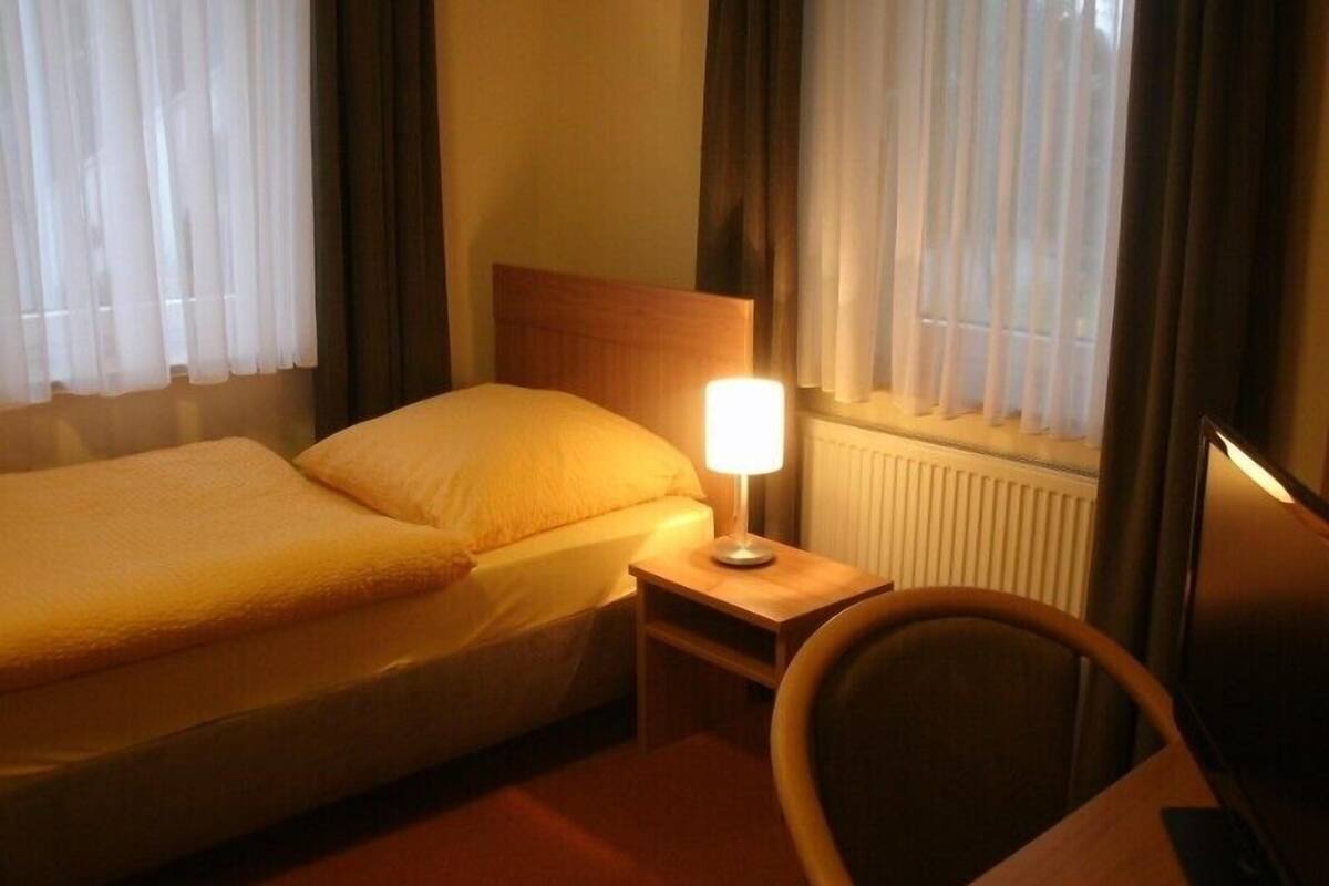 Single Room | Premium bedding, down duvets, individually decorated, laptop workspace