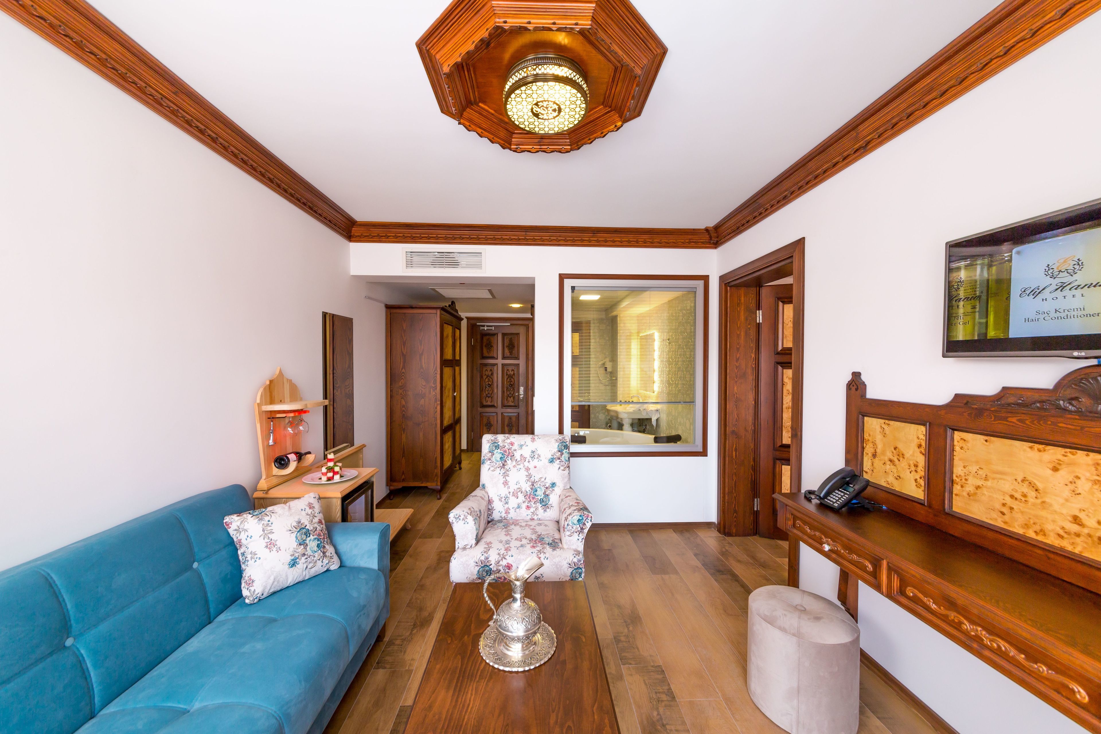 honeymoon suite | living room | 42-inch lcd tv with satellite channels, tv