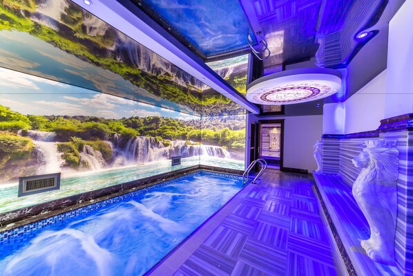 Outdoor pool, pool umbrellas, pool loungers - Elif Hanim Hotel & Spa (Ula)