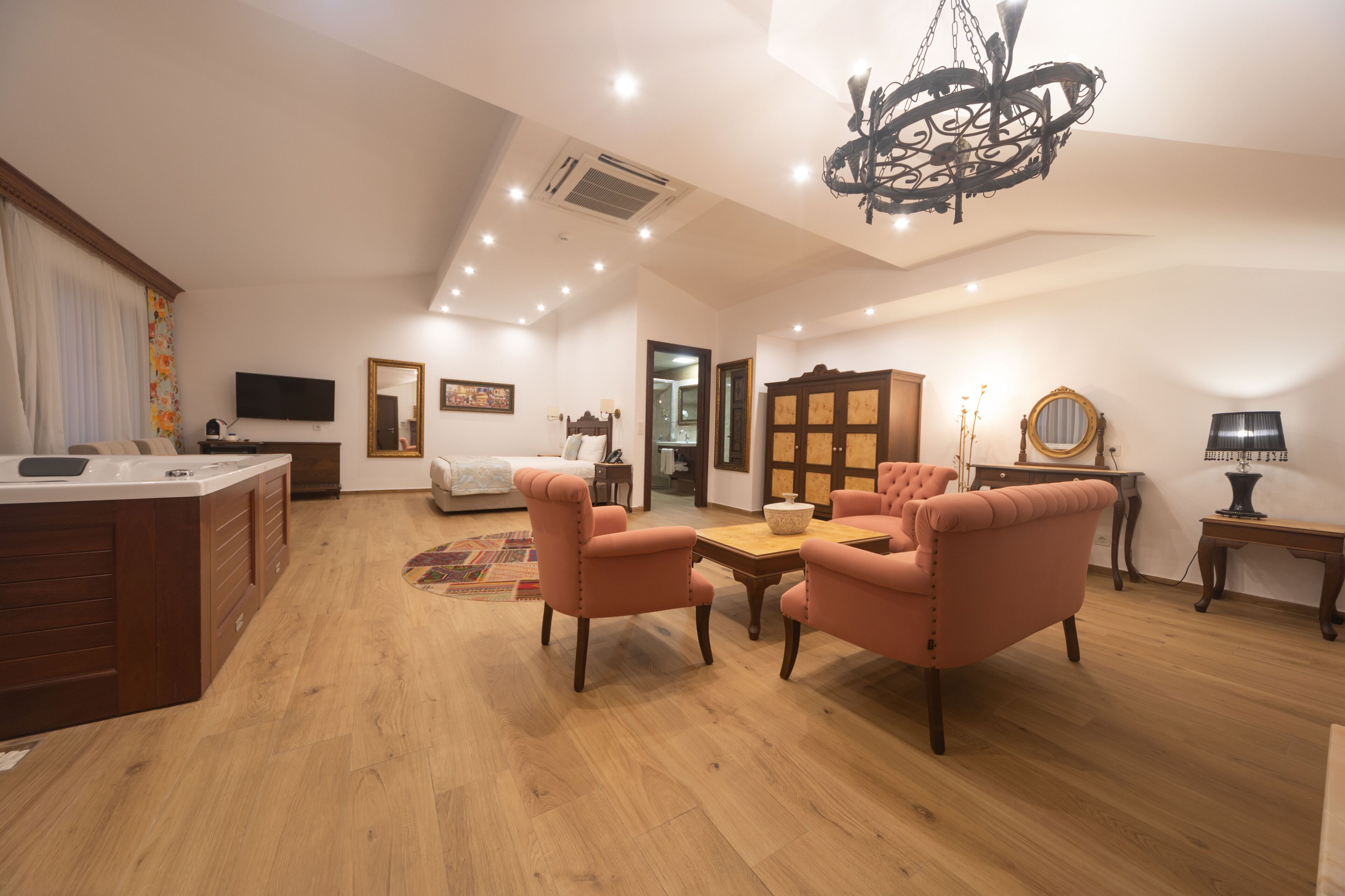 deluxe suite | premium bedding, minibar, in-room safe, desk