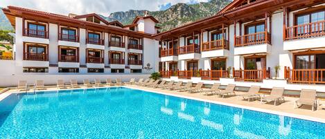 Piscina all'aperto, ombrelloni da piscina, lettini