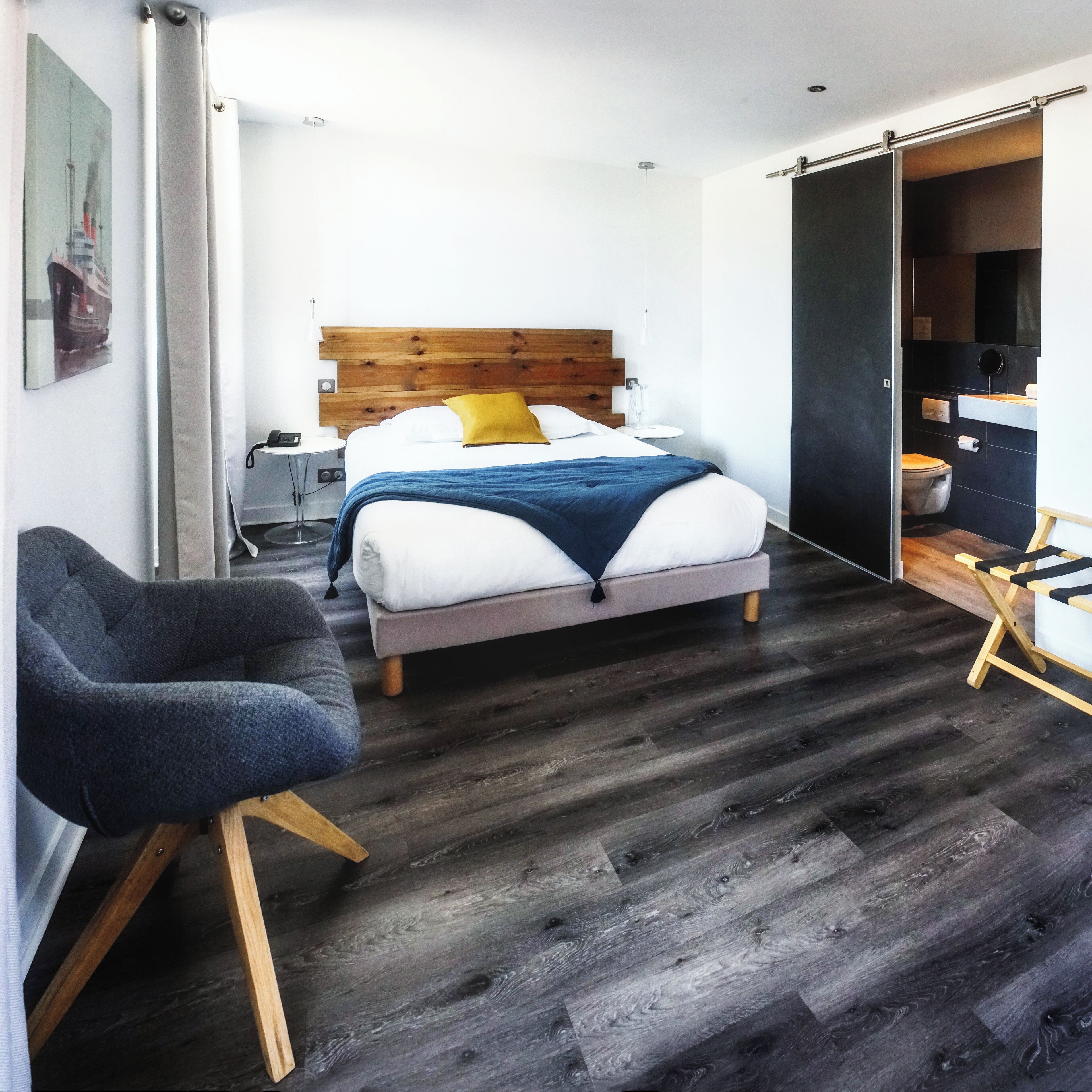 Bois Joly Room | Desk, soundproofing, iron/ironing board, free WiFi