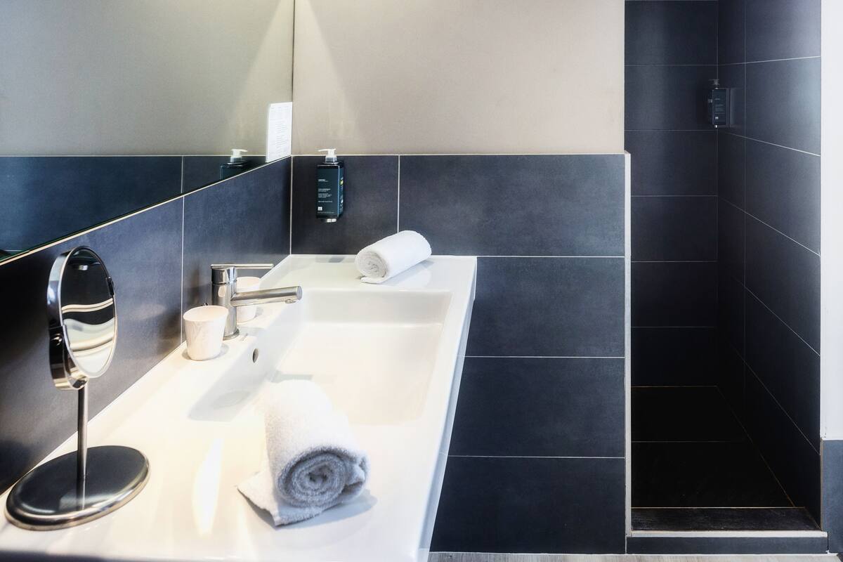 standard double room | bathroom | shower, free toiletries, hair dryer, towels