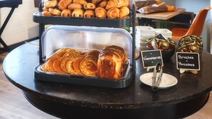 A breakfast buffet with croissants, pancakes, brioche, and viennoiseries. - Hotel Napoléon (Ile-d'Aix)