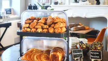 Petit-déjeuner buffet servi tous les jours en supplément