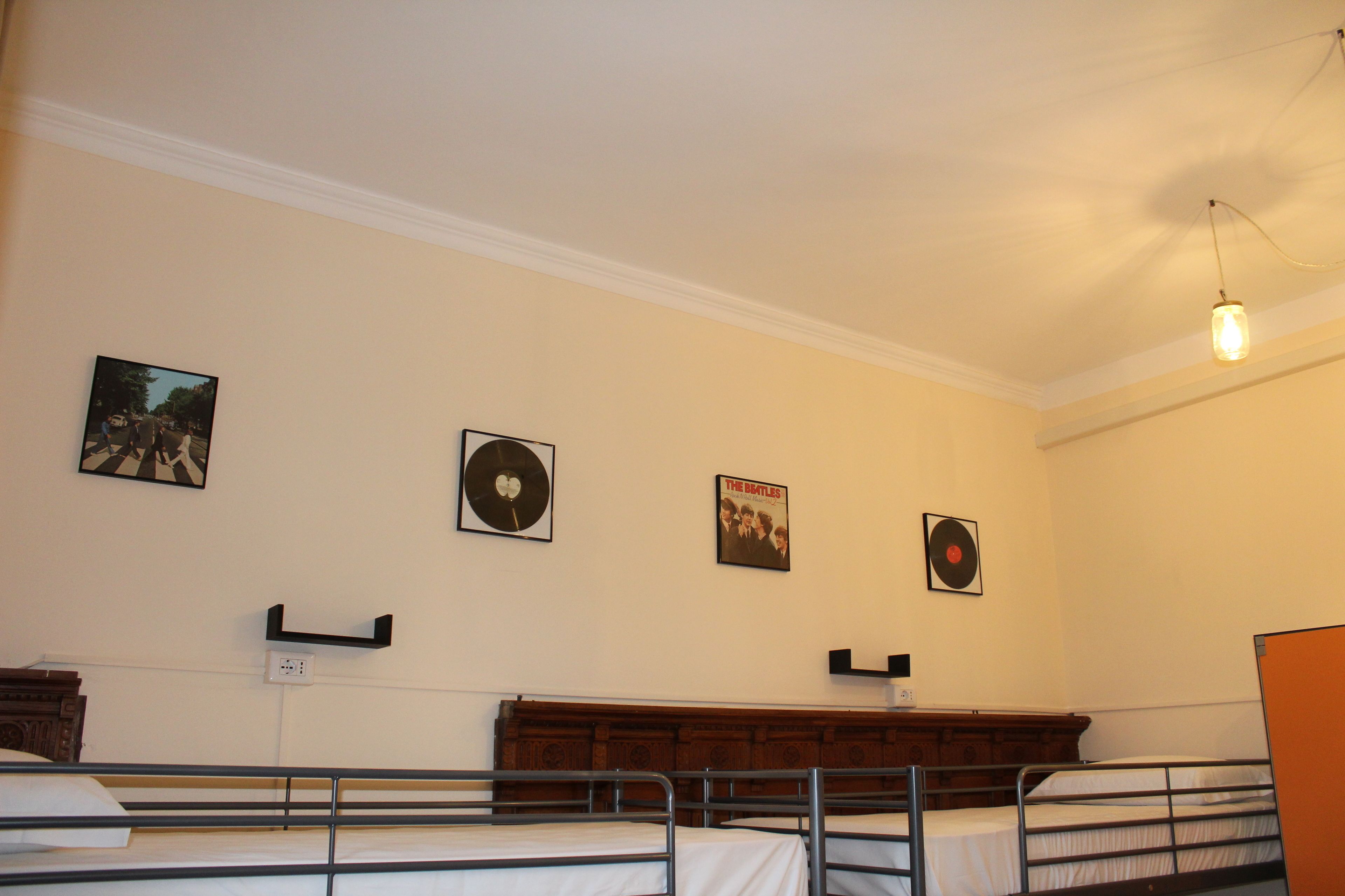 Skrivebord, strykejern/-brett og wi-fi (inkludert)