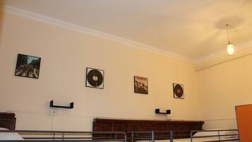 Meja kerja, setrika/meja setrika, dan Wi-Fi gratis