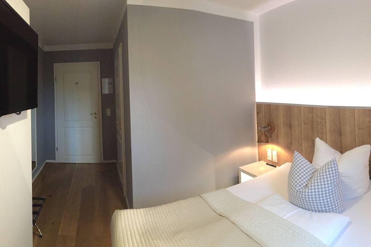 Chambre Simple, 1 grand lit | Literie de qualité supérieure, bureau, fer et planche à repasser