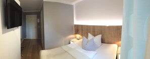 Basic Single Room, 1 Queen Bed | Premium bedding, desk, iron/ironing board, rollaway beds