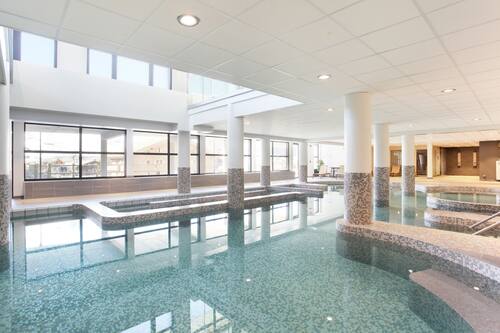 Een sauna, een stoombad, 8 behandelingsruimtes