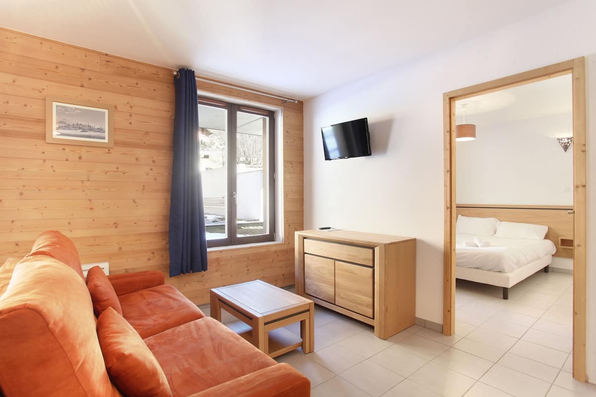 2 bedrooms, soundproofing, free cots/infant beds, free WiFi